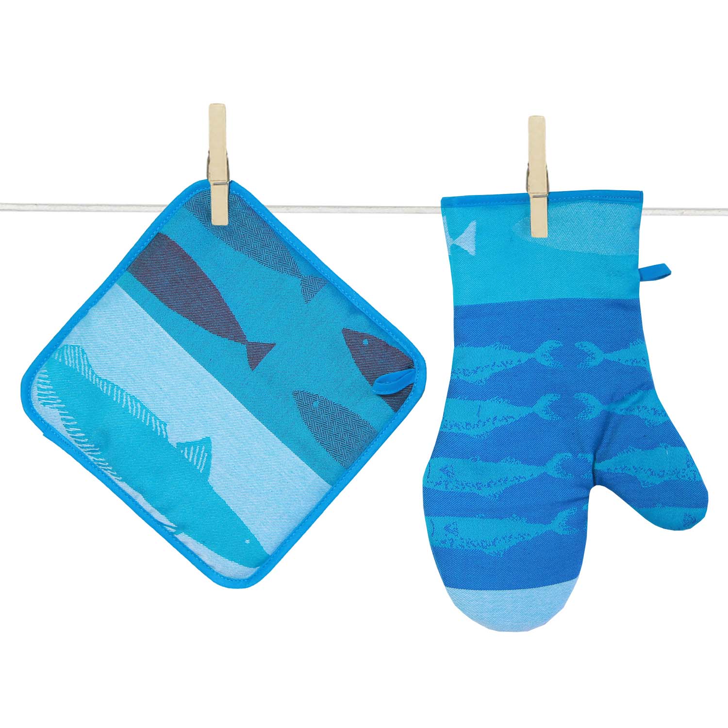 Gant de cuisine bleu avec des poissons dessus.