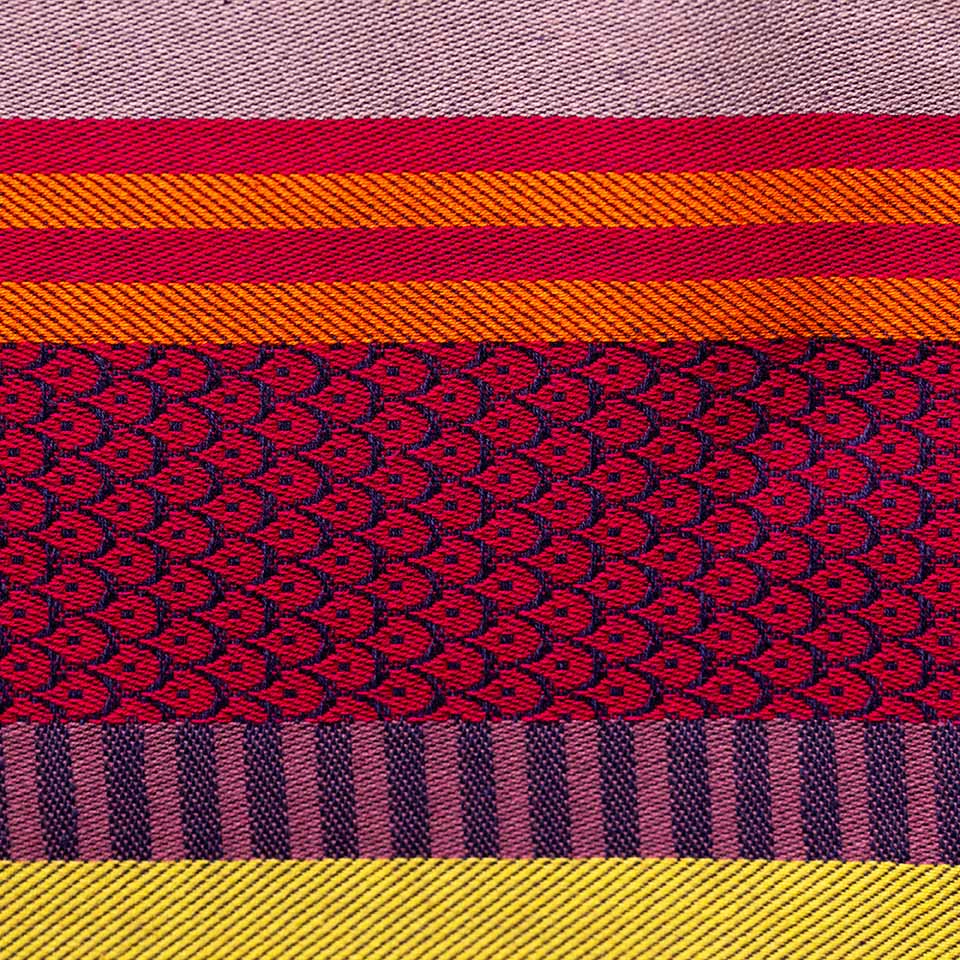 Nappe rayée et colorée pour une table printanière en tissage jacquard français.