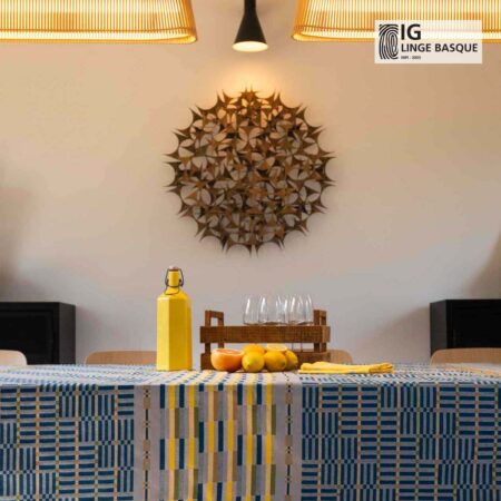Linge Basque, la nappe iconique de Tissage Moutet pour un intérieur contemporain rétro.