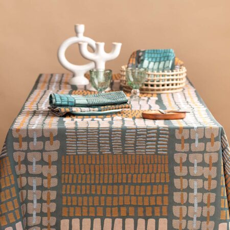 Nappe design textile contemporain appliqué au quotidien.