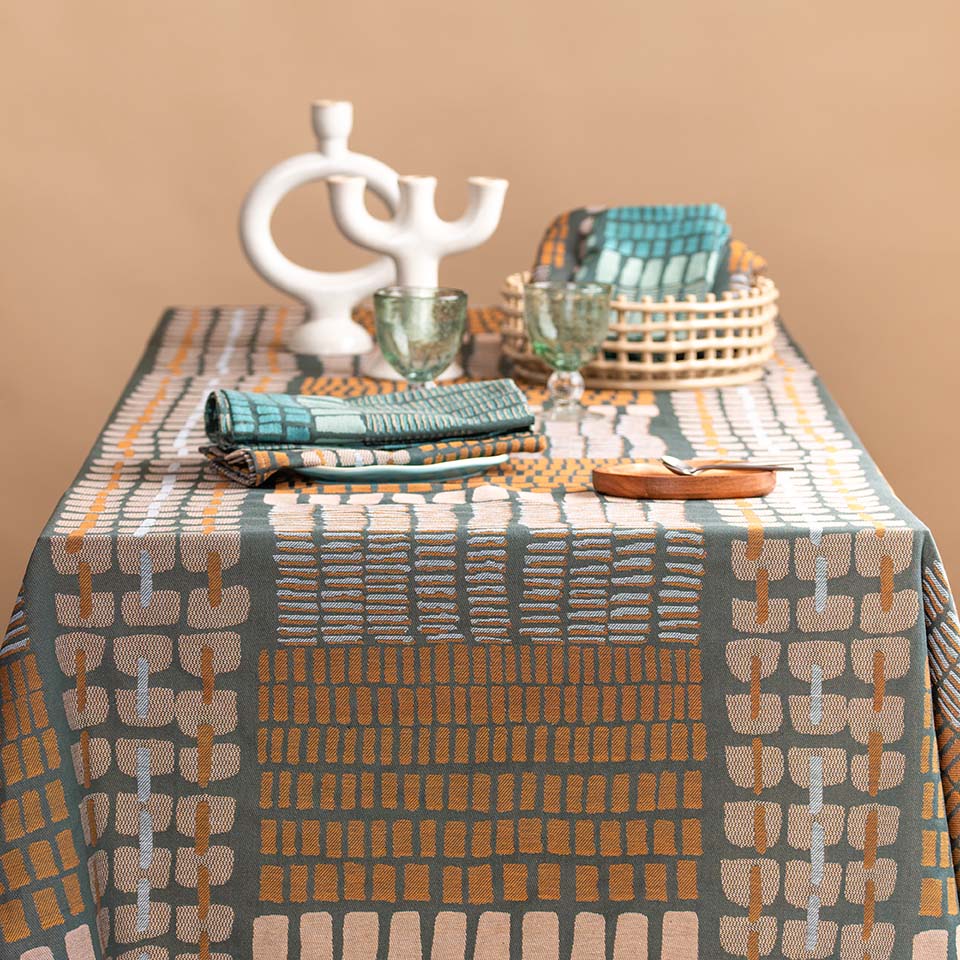 Nappe design textile contemporain appliqué au quotidien.