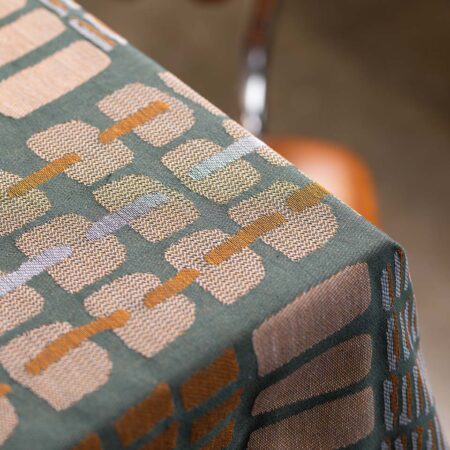 La Fabrique design - Laure Vissian designer textile signe la nappe jacquard Écailles.