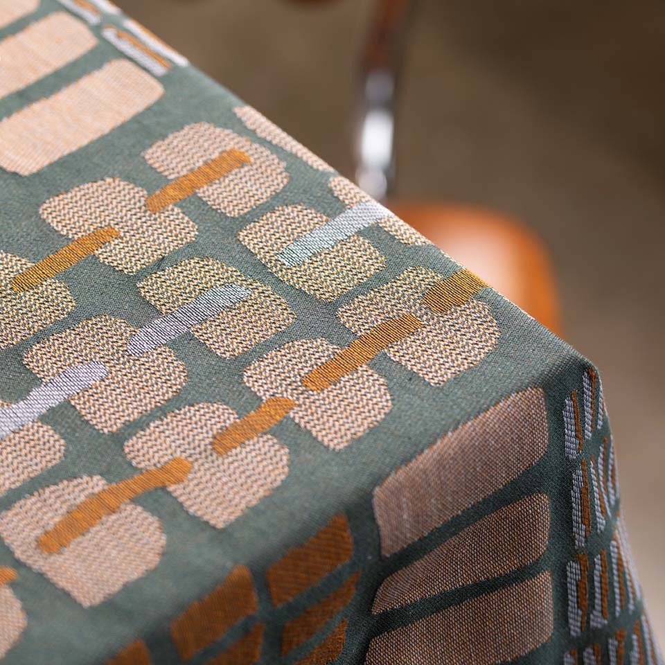 La Fabrique design - Laure Vissian designer textile signe la nappe jacquard Écailles.