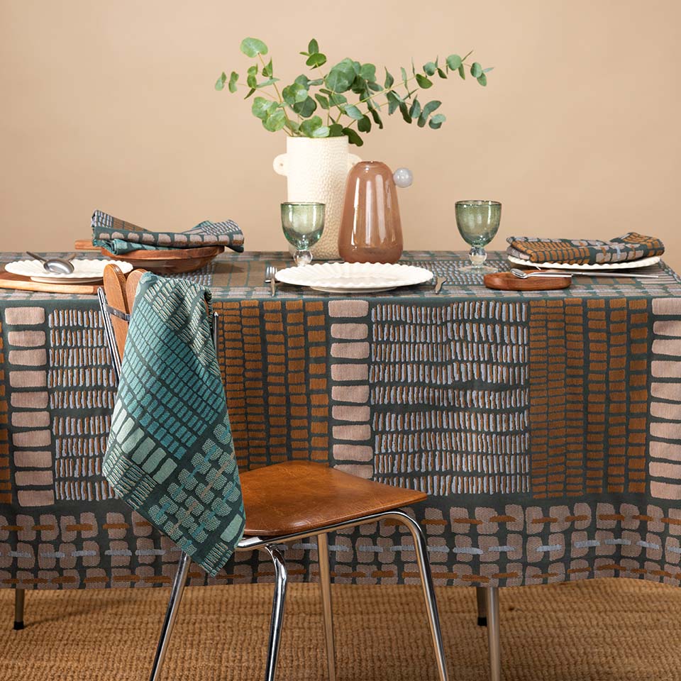 Table contemporaine au design graphique unique.