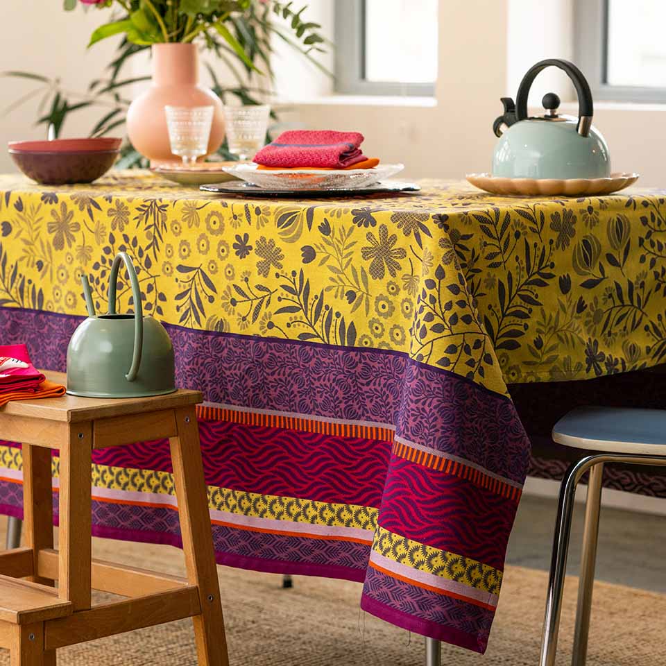 Nappe jaune au tissage jacquard fabriqué en France.