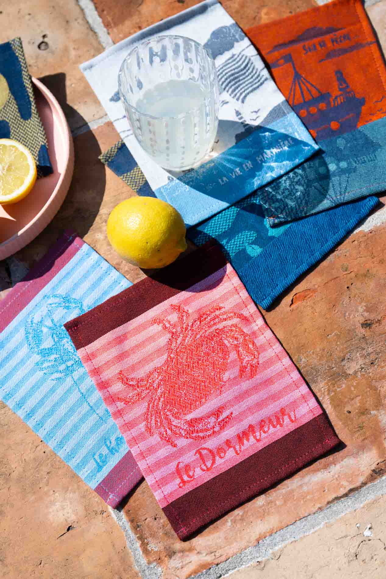 Mini-serviettes sur le thème de la mer. Crabe, Homard, Phare, rayures en marinières... Autant de graphismes inspirés par l'océan et la vie marine.