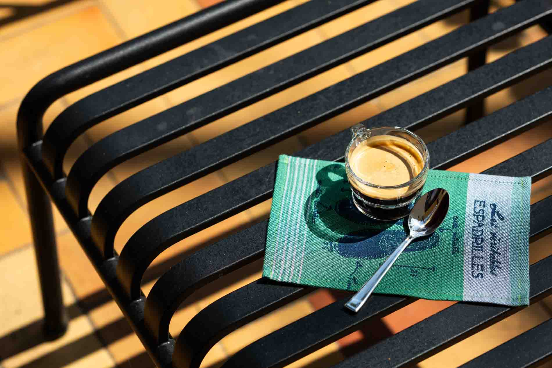 Mini-serviette Espadrille Mini-serviette verte tissée en France sur le thème des Espadrilles Basques.